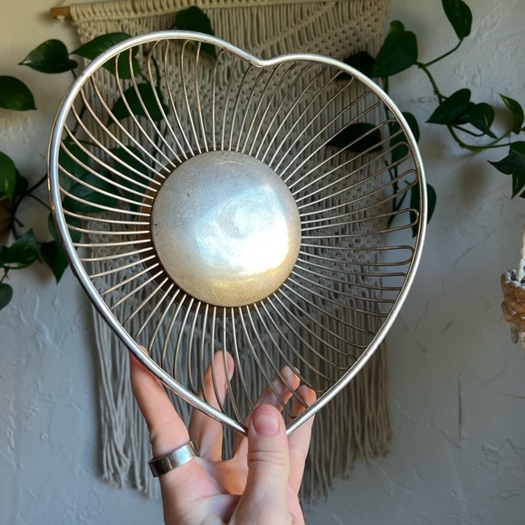 Vintage Mid Century Modern Brass Heart Basket Wire Fruit Bowl, Hollywood Regency - Picture 5 of 9